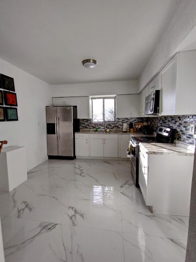 Cheerful 3-Bedroom Home /Ac+ Free Parking North Miami Beach Eksteriør bilde